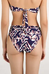 Bombacha de bikini de tiro alto con diseño fruncido en los laterales y estampado abstracto en tonos azul marino, blanco y naranja.