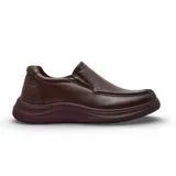 Zapato casual tipo slip-on Hi-Tec modelo Zion, confeccionado en cuero marrón con textura granulada. Presenta un diseño de mocasín con costuras reforzadas en la puntera y una suela de goma robusta y flexible para mayor confort.