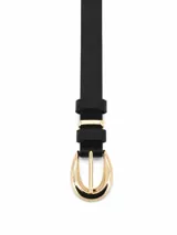 Cinto de cuero sintético negro con hebilla ovalada de metal dorado y pasadores a juego.