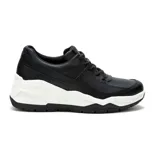 Sneaker de estilo chunky con capellada de cuero negro, cordones al tono y suela de plataforma blanca con base de goma negra. Presenta costuras decorativas en los laterales y diseño ergonómico.