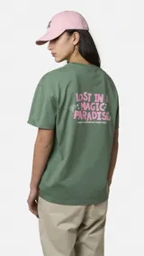 Camiseta verde de corte oversize, con estampado gráfico en la espalda con la leyenda "Lost in a Magic Paradise" en letras rosadas.
