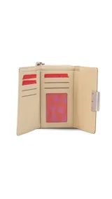 Billetera mediana Lincoln's de símil cuero en combinación de tonos beige y marrón, con presilla frontal, placa metálica con logo grabado y correa de muñeca incorporada.