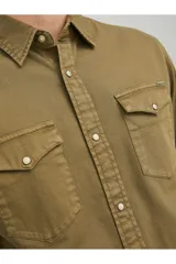 Camisa de denim color verde militar, corte slim fit, con cuello clásico, cierre frontal abotonado, mangas largas con puños abotonados y dos bolsillos de parche en el pecho con solapa abotonada.