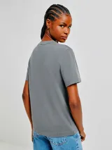 Camiseta verde de algodón de corte recto y mangas cortas.