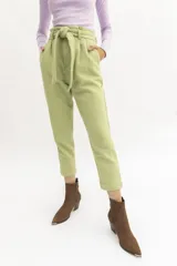 Pantalón de vestir verde pistacho, de lana, con pinzas, corte recto y lazo en la cintura.