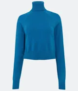 Blusa básica de punto marca Blue Steel, con cuello alto y manga larga. Confeccionada en tejido de punto recto con textura suave y cómoda.