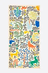 Chal grande de acrílico con estampado de estilo ilustrativo y colorido, que presenta una escena de bosque con varios animales (conejos, zorros, ciervos, gatos, perros) y árboles sobre fondo crema.