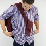 Camisa celeste con rayas verticales en azul y bordó, de algodón y cuello mao.