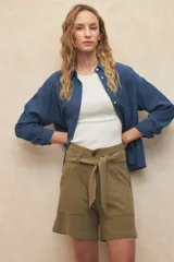 Bermuda negra de lino con tiro alto, lazo en la cintura y cuatro bolsillos grandes.