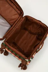 Valija carry on con diseño de cuadros multicolor, cuatro ruedas dobles multidireccionales, manija retráctil y bolsillo frontal con cierre. Incluye un llavero decorativo con forma de anacardo.