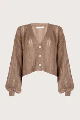 Cardigan de punto color marrón con sutiles destellos brillantes, cuello en V, cierre frontal con botones y mangas largas abullonadas con puños ajustados.