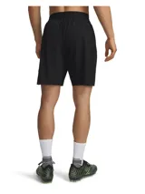 Short deportivo Under Armour de la línea Challenger, diseñado para fútbol. Es de color negro, con tejido elástico y ligero, perforaciones para ventilación, cintura con cordón interno y detalles gráficos de silicona en el lateral. Incluye bolsillo con cremallera invisible.