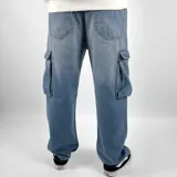 Pantalón de jean celeste, corte amplio, con bolsillos cargo laterales y traseros.