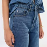 Pantalón de jean azul de corte recto y talle alto.