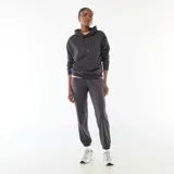 Pantalón de chándal color negro con cintura elástica y puños elastizados en los tobillos.