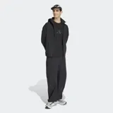 Pantalón Adidas de la línea Z.N.E. en color negro, con corte holgado y diseño de pierna ancha. Confeccionado en tejido ripstop ligero y resistente, cuenta con cintura elástica con cordón de ajuste y logo de las 3 Barras estampado en goma mate.
