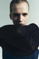 Camiseta de manga larga y cuello redondo, confeccionada en tejido de lana 100% con efecto semitransparente.