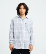 Camisa de franela de manga larga con diseño de cuadros, cuello inglés, bolsillo frontal en el pecho y cierre de botones.