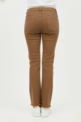 Pantalón jean de corte recto y tiro alto, con diseño flare y terminación deshilachada en el ruedo.
