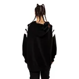 Canguro negro con capucha y mangas largas con franjas blancas.