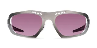 Lentes de sol de diseño envolvente con montura de acero inoxidable en color gunmetal y lentes de nylon color violeta. Presentan un diseño deportivo con detalles perforados en la parte superior del marco y patillas de acetato.