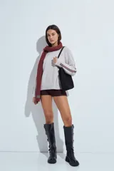 Short de tiro medio con calce ajustado y diseño minimalista.