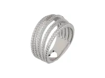 Anillo de plata 925 calado con circonias y un corazón calado en la parte inferior.