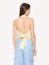 Top color verde lima de tejido de punto acanalado, con cuello halter y espalda descubierta.