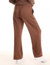 Pantalón jogger de corte recto, color blanco, con cintura elástica, cordón de ajuste y bolsillos laterales.