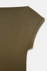 Camiseta negra de corte slim fit, con cuello barco y manga corta.