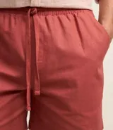 Bermuda masculina de corte recto, color rojo, con cintura elástica y cordón de ajuste. Cuenta con bolsillos laterales y traseros, confeccionada en una mezcla de algodón y lino.