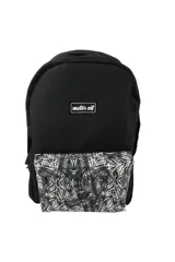 Mochila negra con bolsillo frontal estampado con hojas de palmera en blanco y negro. Tiene un parche con el logo de Motor Oil en la parte superior.