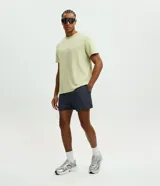 Bermuda deportiva de running Get Over, confeccionada en microfibra gris oscuro, con cintura elástica, cordón ajustable y bolsillos laterales.