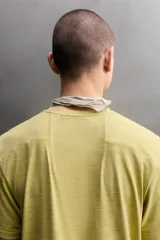Camiseta técnica regular fit de Zara Athleticz, color verde militar con diseño de rayas sutiles, cuello redondo y manga corta. Confeccionada en tejido ligero, elástico y de secado rápido con costuras planas.