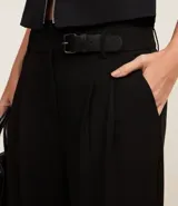 Pantalón de sastrería corte wide leg, color negro, con cintura alta y cinturón de poliuretano incluido con hebilla metálica.