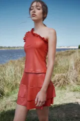 Minifalda color ladrillo con textura acanalada, pretina elastizada y tres volados en el ruedo.