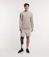 Buzo deportivo Get Over de color gris claro, confeccionado en tejido fleece de doble faz con cuello redondo, mangas largas y puños ajustados.