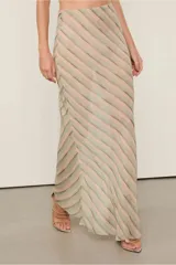 Falda larga de viscosa con cintura elástica y estampado de rayas diagonales en tonos rosa y verde.