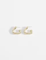 Par de aros dorados con forma irregular.