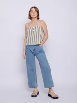 Top de tirantes finos con escote en V y detalle anudado en el centro del busto. Presenta un estampado de rayas verticales en tonos verde militar, beige y blanco.