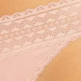 Pack de tres tangas de algodón y encaje en colores negro, verde militar y rosado. Presentan un diseño de encaje floral en la cintura y los bordes.