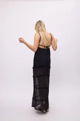 Vestido midi de tela semitransparente con acabado brillante en color verde esmeralda. Presenta un diseño con volados en los recortes, escote con cordón ajustable y breteles finos.