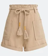 Short color beige de viscosa y lino, corte clochard, con cinturón de cuerda con borlas, bolsillos laterales y ruedo doblado.