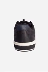 Championes casuales de hombre color marrón, con cordones marrones, suela de goma blanca y detalles en azul marino en el talón.