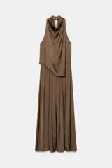Vestido midi satinado de color marrón, con cuello fluido y diseño sin mangas. Presenta un cierre en la espalda con botones y una falda fluida con sutiles pliegues.