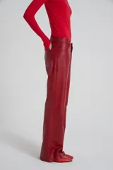 Pantalón de cuero rojo de tiro medio y corte recto.