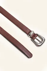 Cinto de cuero color marrón con hebilla metálica plateada estilo tejano.