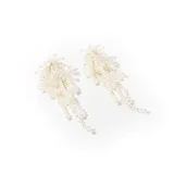 Aros largos blancos con mostacillas colgantes.