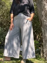Pantalón tipo palazzo de tiro alto, confeccionado en tejido de viscosa con spandex. Presenta un diseño amplio con bolsillos laterales y una faja ancha en la cintura que brinda soporte y ajuste.