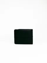 Billetera negra de cuero sintético con costuras horizontales y logo metálico de la marca en la esquina inferior derecha.